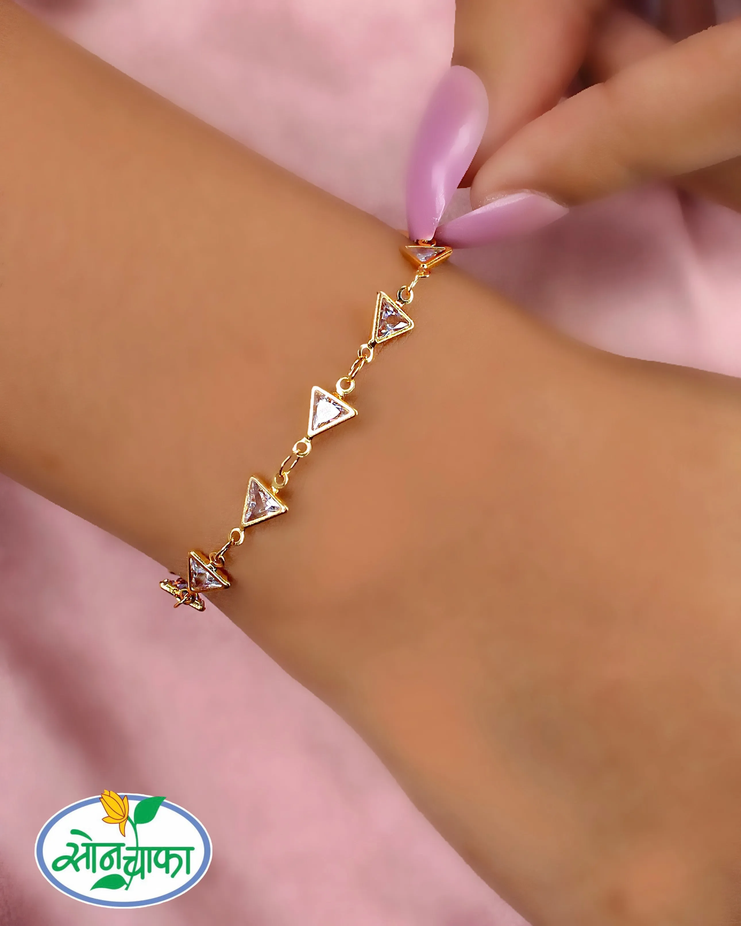 CHARMING TRIANGLE BRACELET