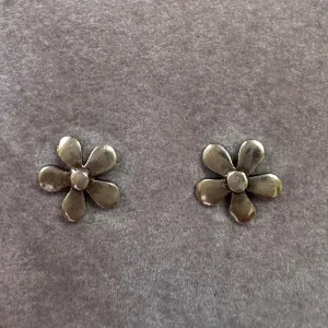 Flower Silver Ear Stud - Handcrafted Floral Design for a Touch of Elegance