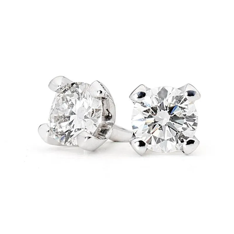 Four claw diamond stud earrings